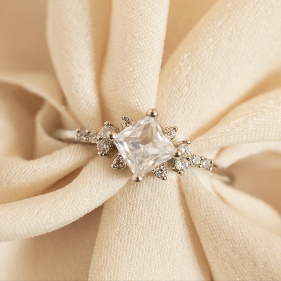 Sparkling Stone Ring - Picture 5 of 8